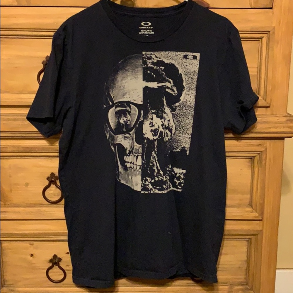 Men’s large Oakley shirt